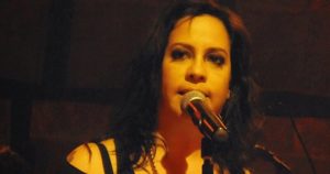 Canções contra a ditadura viram rock pesado com Marya Bravo