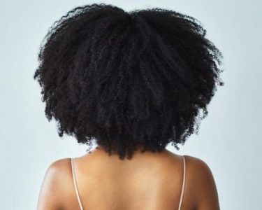 "Eu não vou sair com você se seu cabelo estiver assim" - a solidão da mulher negra