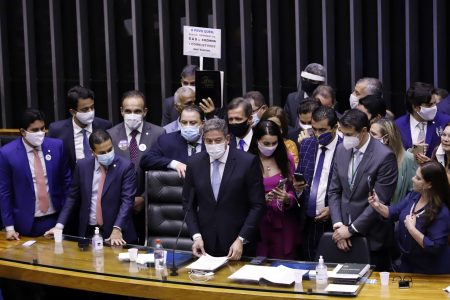População brasileira cambaleia, enquanto os congressistas focam na PEC da liberdade "eterna"