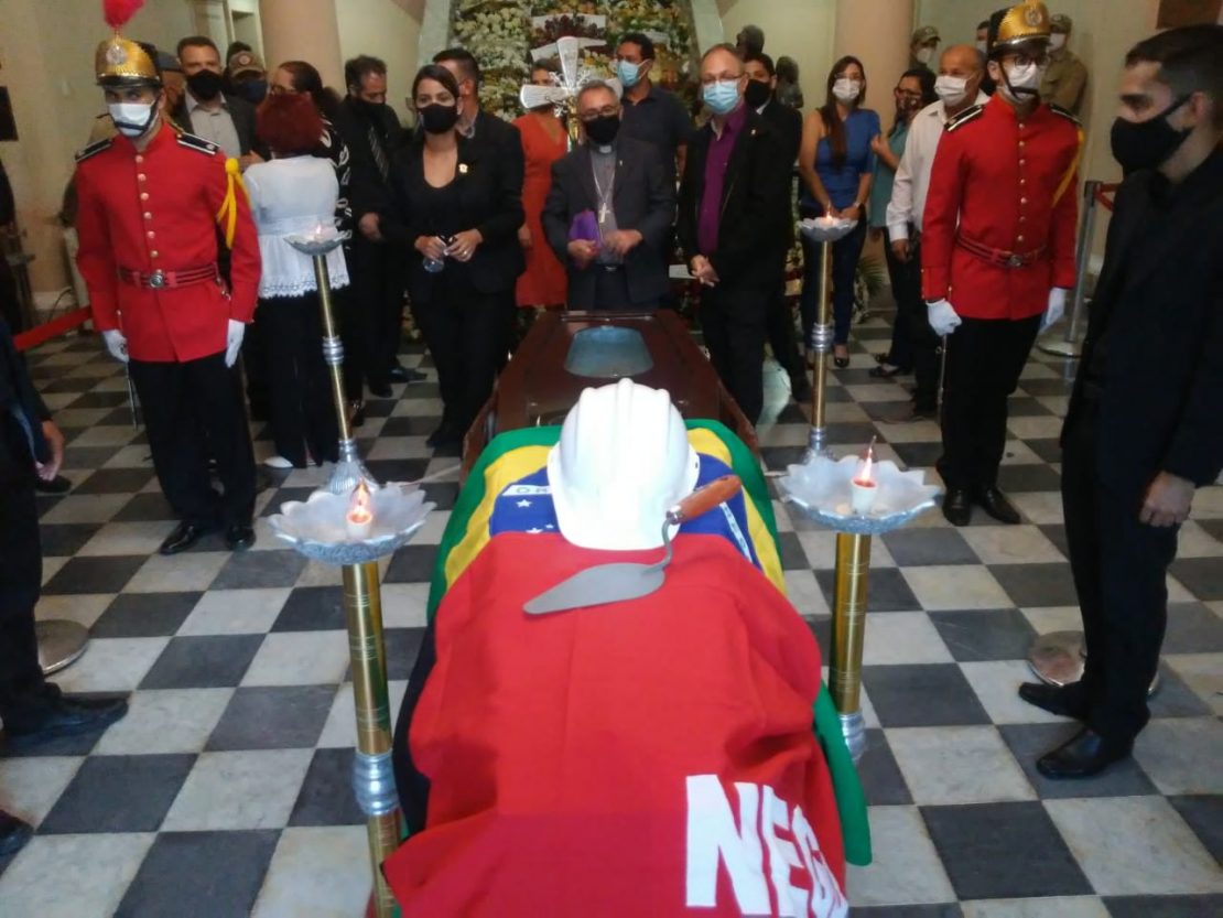 Após cortejo em João Pessoa, corpo de Maranhão segue para velório e sepultamento em Araruna