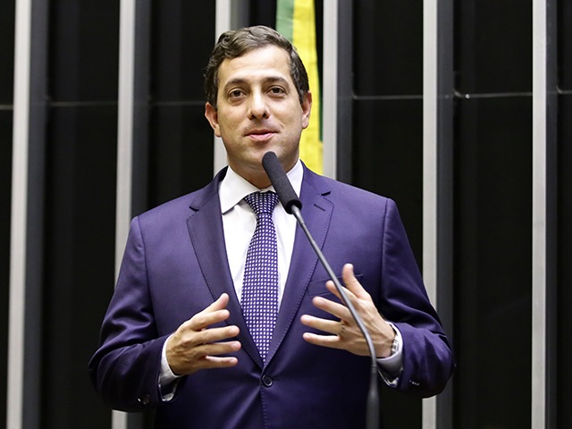 Gervásio diz que Congresso tá "ajoelhado" para Bolsonaro; ouça entrevista