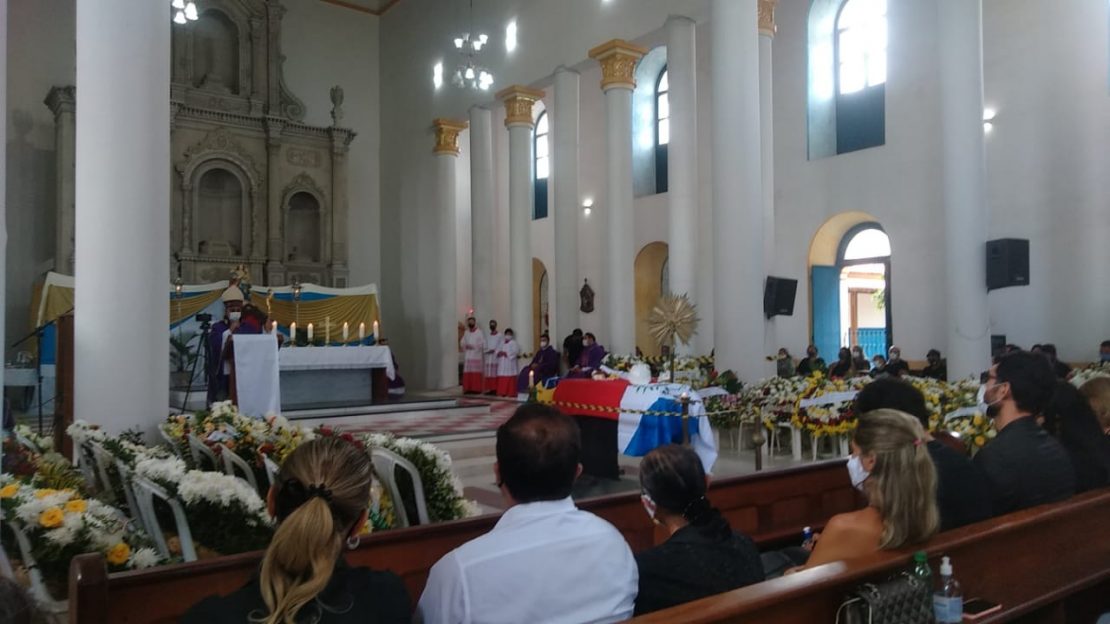 Corpo do senador José Maranhão é sepultado ao lado dos pais em cemitério de Araruna