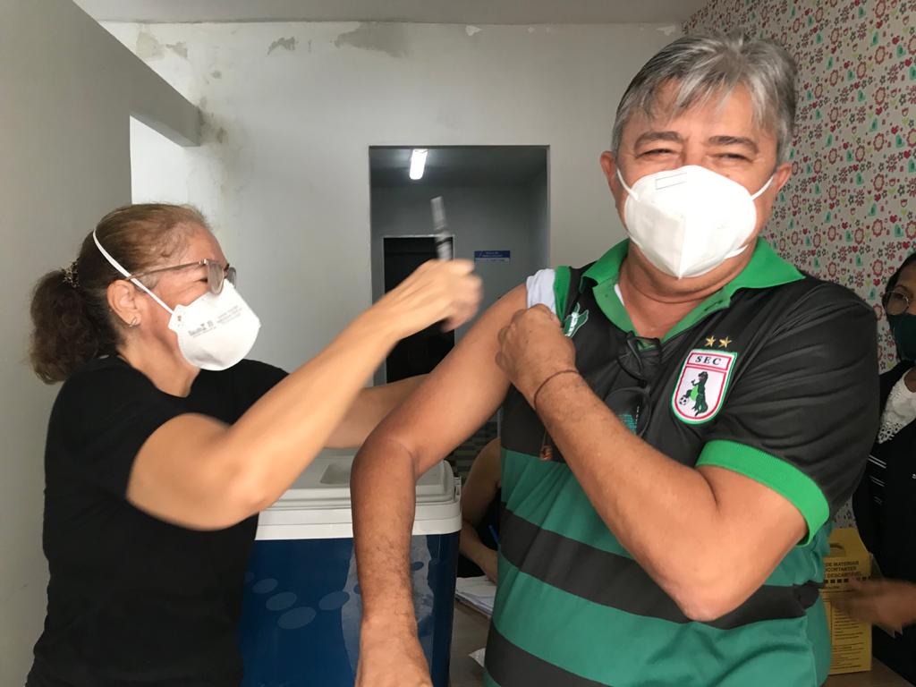 Decano do futebol paraibano, Aldeone Abrantes é vacinado contra a Covid-19