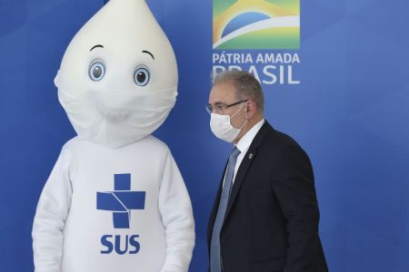 Queiroga quer uma "pátria de máscaras", 1 milhão de vacinados/dia e pede distanciamento