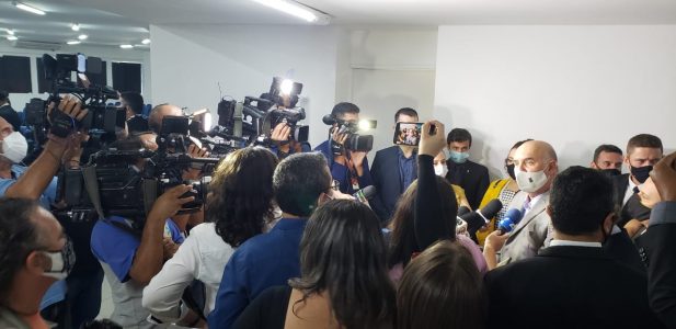 Em ambiente apertado, imprensa precisa se aglomerar para entrevistar Ministro da Educação em João Pessoa
