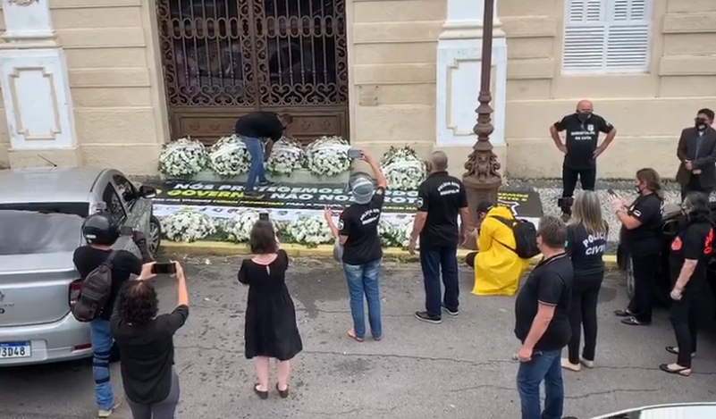 Policiais usam coroas de flores em protesto pela morte de agentes e atraso na vacina contra covid-19