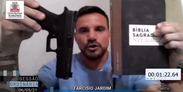 Em sessão remota, vereador de João Pessoa mostra bíblia e arma ao defender Bolsonaro