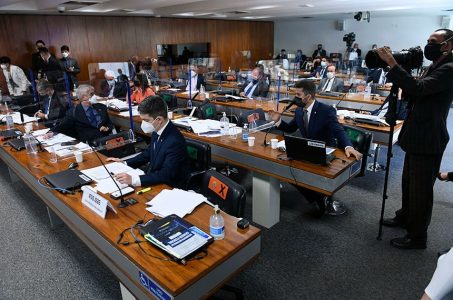 CPI deve votar novo depoimento de Pazuello e convites a governadores e prefeitos