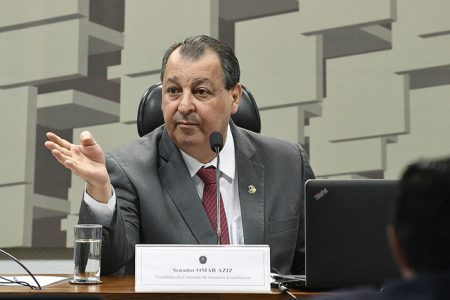 Aziz retira projeto que criminaliza prescrição de medicamento sem comprovação e 'alfineta' Bolsonaro