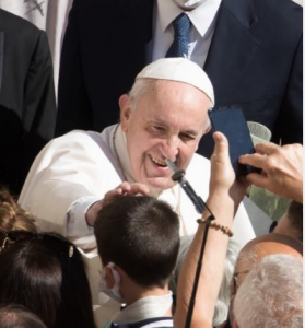 Papa Francisco faz "piada" sobre brasileiros ao ser abordado por padre de Campina Grande: "muita cachaça e pouca oração"