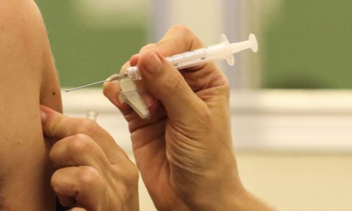 Chefe de Imunização de João Pessoa diz que filho de secretário do Ministério da Saúde vacinado na capital não furou fila