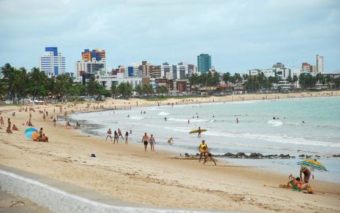Em novo decreto, João Pessoa e Cabedelo devem "abrir" praia no fim de semana e ampliar horário de bares e restaurantes