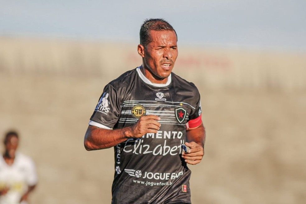 Marcos Aurélio faz 100 jogos com a camisa do Botafogo-PB numa trajetória de taças e tropeços