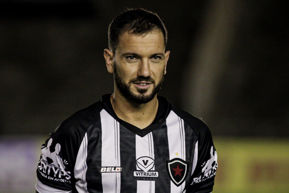 Sem Fred e Willian Machado, Gerson Gusmão "quebra a cabeça" para escalar defesa contra o Paysandu; veja opções do técnico do Botafogo-PB