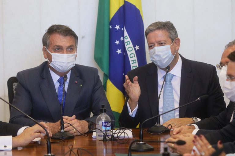 Bolsonaro entrega a Arthur Lira MP do novo Bolsa Família e PEC dos Precatórios