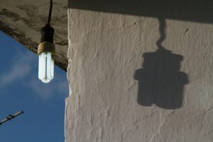 Crise energética: veja 5 dicas para economizar energia elétrica em casa