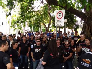 Policiais Civis protestam e pedido de vista adia votação de projeto