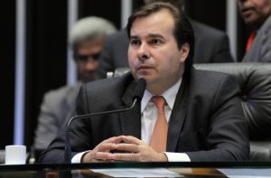Intervenção no Rio deve atrasar reforma da Previdência, acena Maia