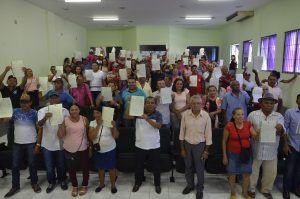 Agricultores da Paraíba recebem documentos que dão posse de terra