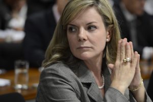 Petrobras quer que Gleisi Hoffmann devolva R$ 1 milhão aos cofres da empresa