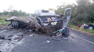 Corpos de paraibanos mortos no acidente em MG são transportados de carro para PB