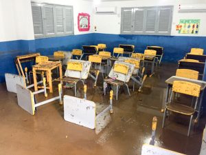 Escola fica alagada e aulas são suspensas após chuva de 150 mm em Catingueira
