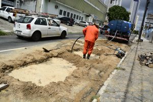 Cagepa é multada em R$ 10 mil por abrir buraco em rua de João Pessoa