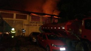 Incêndio em depósito judicial destrói veículos e queima documentos em São José de Piranhas