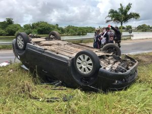Motorista perde controle de veículo e capota na BR-230 em João Pessoa