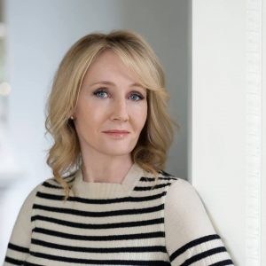 Autora de Harry Potter J.K. Rowling pede desculpas pela morte de Dobby