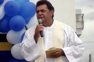 Padre critica fechamento de agência do BB e chama políticos de corja de ladrões