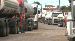 Governo ameaça tomar posse dos caminhões de grevistas para garantir abastecimento