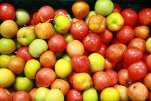 Quilo do tomate varia até 117,90% em supermercados online de João Pessoa