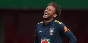 Copa 2018: Neymar Jr escuta ‘Amor Falso’ na concentração da seleção