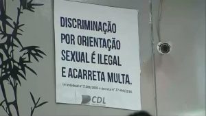 Justiça desobriga placas com alertas sobre homofobia em seis estabelecimentos