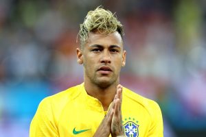Após estreia, Neymar corta o cabelo e muda visual de novo