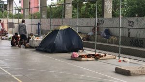 Famílias retiradas de condomínio estão ‘vivendo’ em praça de JP há dois meses