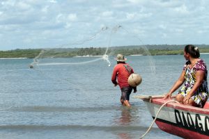 Pescadores de áreas atingidas por óleo no Nordeste recebem segunda parcela do auxílio