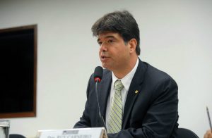 Sob relatoria de paraibano, Câmara aprova projeto que pode diminuir fura-fila no Sus