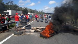 Integrantes do MST bloquearam trechos das BRs 230 e 101 na Paraíba