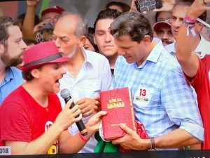 Haddad rebate acusação de ter jogado fora Bíblia que ganhou no Ceará