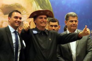 Bolsonaro suaviza discurso, pede fim da violência e anuncia ministros