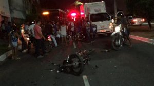 Homem e criança morrem após acidente entre moto e caminhão em João Pessoa