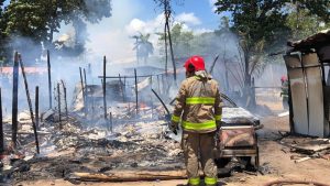 Incêndio destrói barracos em comunidade de João Pessoa