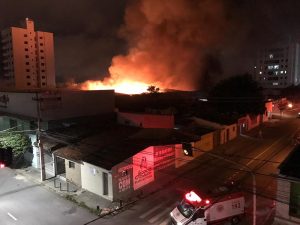 Supermercado é destruído por incêndio após grupo tentar explodir cofre em Campina Grande