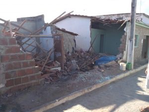 Casas e parede de restaurante são destruídas por batidas de carros em CG e Boqueirão