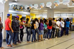 Justiça manda banco pagar R$ 300 mil em multas por descumprir lei da fila
