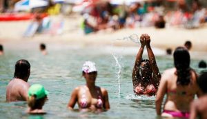 Férias: sal da água do mar e cloro em piscinas podem prejudicar visão