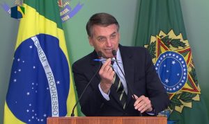 Bolsonaro sanciona lei que libera uso de armas no campo