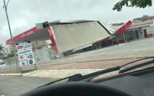 Chuvas com ventos de até 60 km/h provocam estragos em CG, Cariri e Sertão